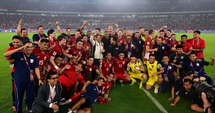 Presiden Prabowo Subianto Foto bersama Para pemain Timnas setelah berikan apresiasi dan ucapan selamat.