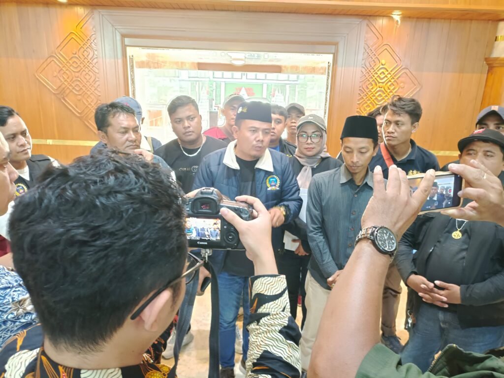 Ketua Umum AMI, Baihaki Akbar, mengecam keras perlakuan istimewa terhadap pelaku.16/6/2025