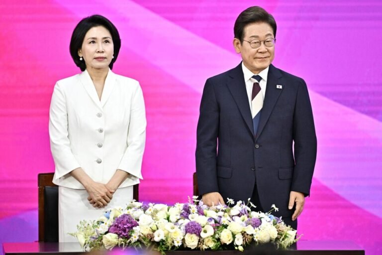 Presiden Korea Selatan Lee Jae-myung (kanan) dan istrinya Kim Hye-kyung tiba untuk upacara pelantikannya di Majelis Nasional di Seoul pada 4 Juni 2025. ANTHONY WALLACE/Pool via REUTERS,
