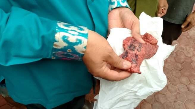 Paru-paru sapi bertuliskan nama si pemberi kurban.