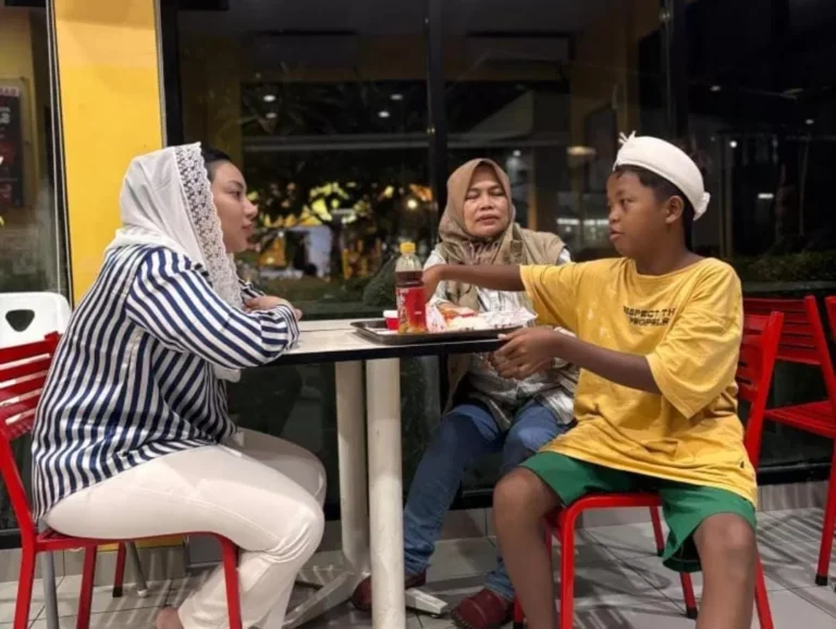 Bupati Paramitha bersama Kepala Dinas Pendidikan Pemuda dan Olahraga (Dindikpora) Kabupaten Brebes, Caridah, untuk menemui dan menjemput Adnan di Subang