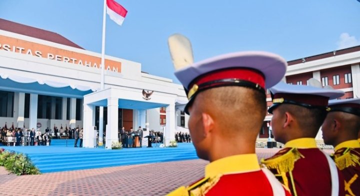 Presiden Prabowo Subianto meninjau sejumlah fasilitas penunjang selama masa pendidikan para kadet di Kampus Bhinneka Tunggal Ika Universitas Pertahanan (Unhan), Bogor, pada Rabu, 11 Juni 2025. Foto: BPMI Setpres/Laily Rachev