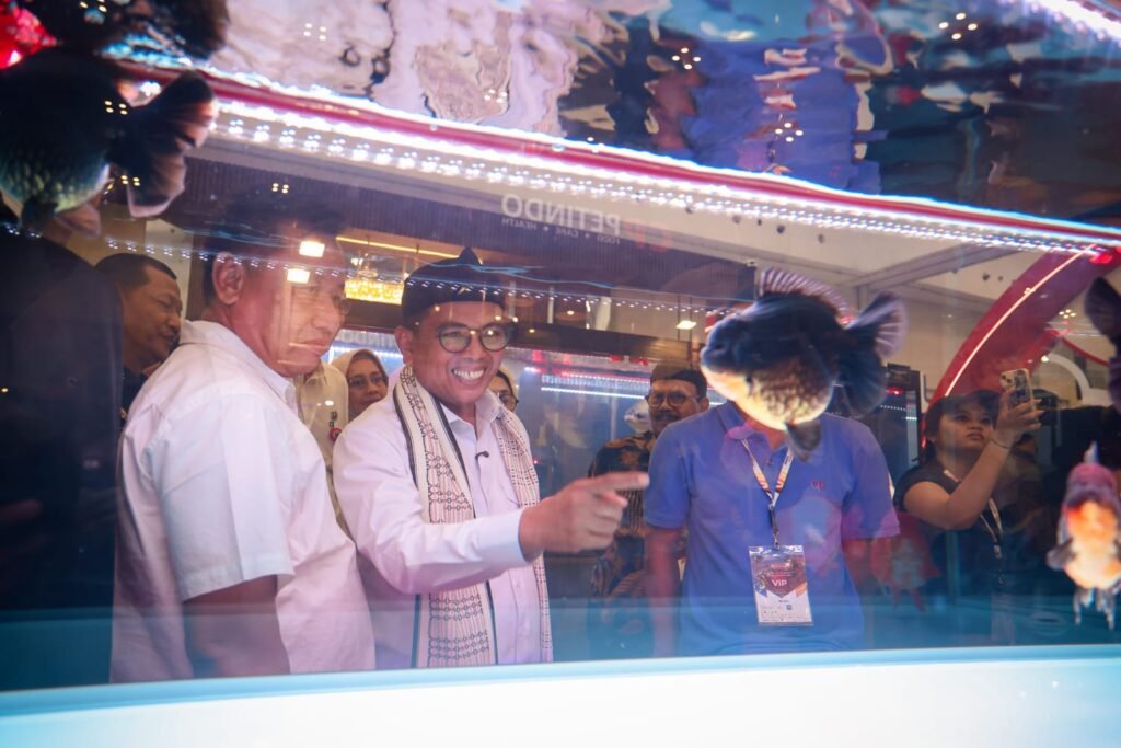 Gubernur Banten Andra Soni bersama Direktur Jenderal Perikanan Budidaya Kementerian Kelautan dan Perikanan (KKP) RI Tb Haeru Rahayu, saat mengunjungi stand Ikan Hias. portalbmi.id
