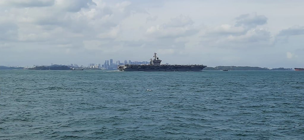 2 Kapal Perang AS di Selat Malaka, USS Nimitz (CVN-68) dan USS Steret (DDG-104). Foto: Dok. Koarmada 1