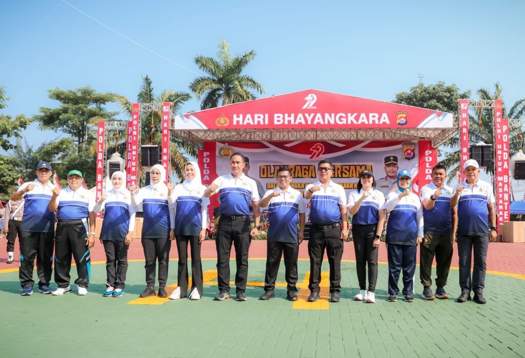 Gubernur Banten Andra Soni dan Kepala Kepolisian Daerah (Kapolda) Banten Irjen Pol. Suyudi Ario Seto mengikuti Olahraga Bersama dalam rangka Hari Bhayangkara ke-79