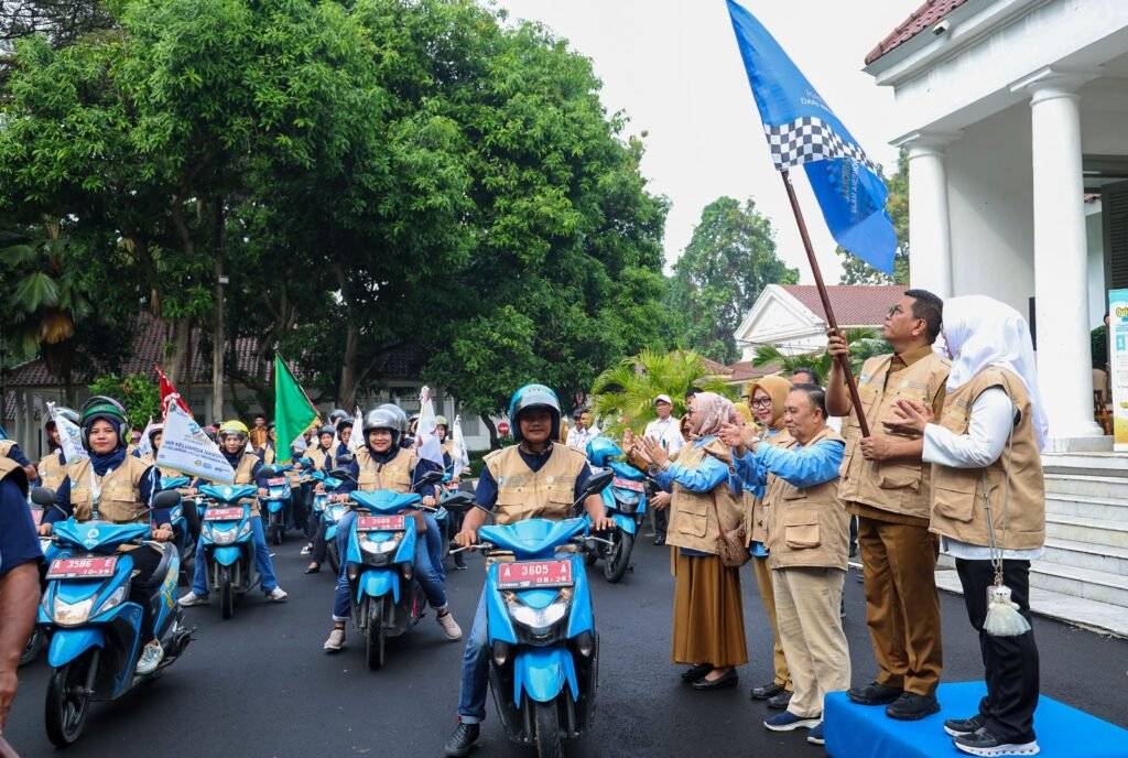 Gubernur Banten Andra Soni melepas Kirab Bangga Kencana dalam rangka Hari Keluarga Nasional ke-23 Tahun 2025 di Gedung Negara Provinsi Banten Jl. Brigjen KH Syam’un No. 5 Kota Serang, Senin (23/6/2025)