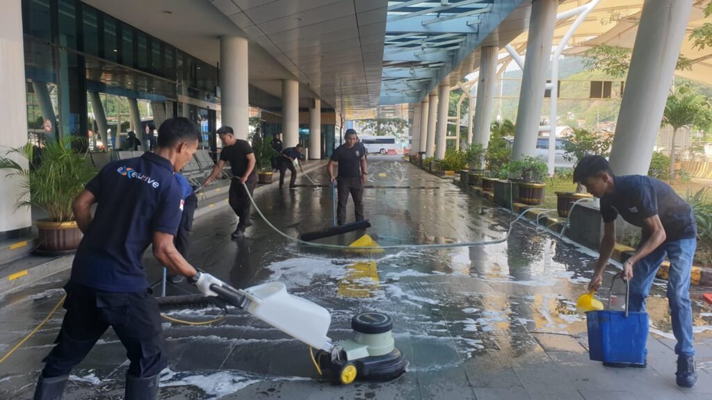 seluruh tim yang terdiri dari staf kebersihan, keamanan, operasional, hingga manajemen, turun langsung ke lapangan untuk membersihkan dan merawat lingkungan terminal executive merak