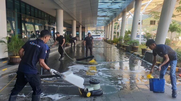 seluruh tim yang terdiri dari staf kebersihan, keamanan, operasional, hingga manajemen, turun langsung ke lapangan untuk membersihkan dan merawat lingkungan terminal executive merak