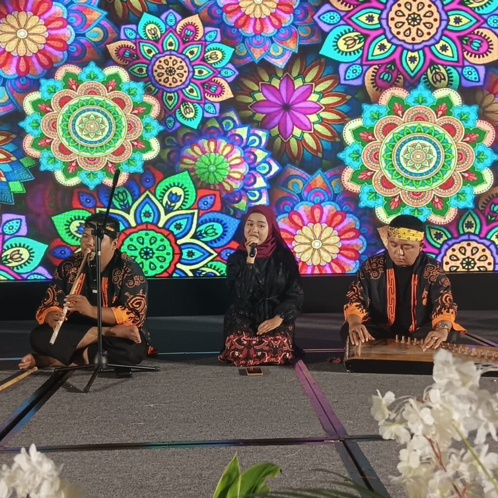 Sanggar Seni Komara Paraguna menampilkan Seni Kacapi Suling di Hotel Aston Serang, Sabtu malam (21/6/2025).