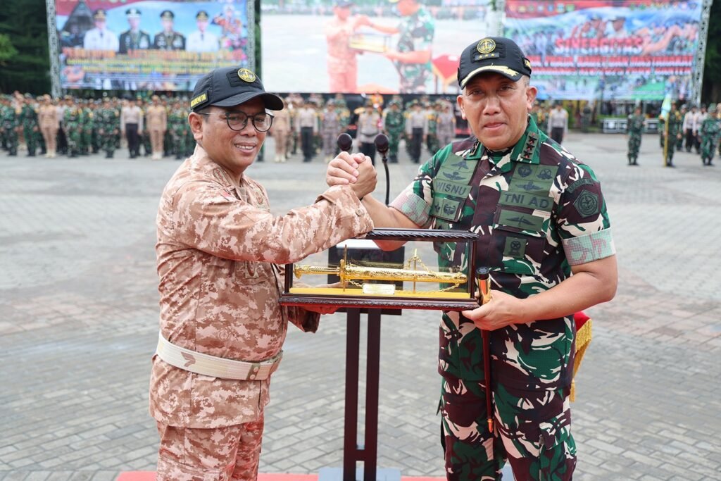 Gubernur Banten Andra Soni bersama TNI Letjen TNI R. Sidharta Wisnu Graha Dalam acara Latsitarda Nusantara ke-45 Tahun 2025
