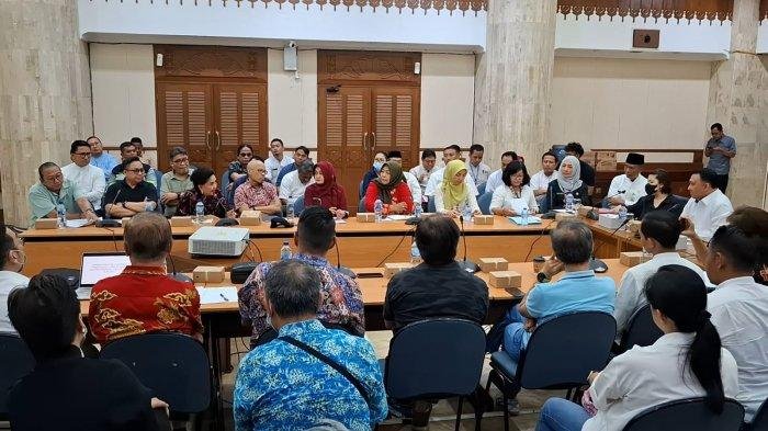 Warga pun mengadukan keluhannya itu dalam audiensi di Kantor Wali Kota Jakarta Utara, Jumat (13/6/2025), Turut hadir Anggota DPRD DKI Jakarta Komisi D Bun Joi Phiau dan Anggota DPRD DKI Jakarta Komisi E Agustina Hermanto alias Tina Toon.