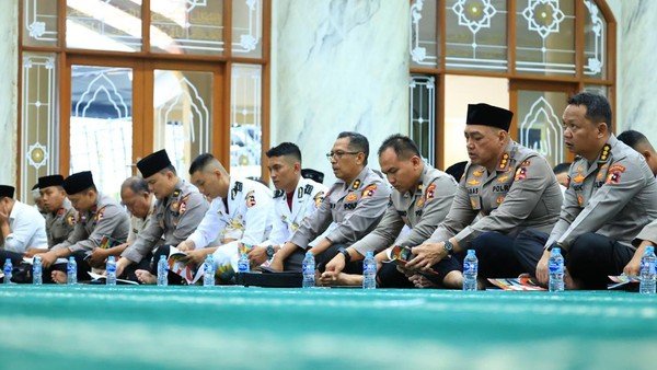 Dzikir dan Doa Bersama dalam Rangka Pembinaan Tradisi Peringatan Ke-79 Hari Bhayangkara Tahun 2025 dilaksanakan di Masjid Al-Ikhlas Mabes Polri.