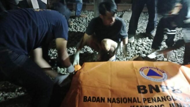 Korban tewas tersambar kereta api di Ciputat timur.
