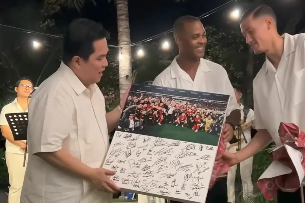 Ketua Umum PSSI Erick Thohir bersama Pelatih Timnas Patrick Kluivert .