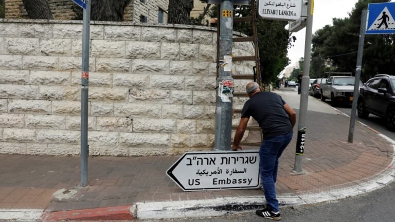 Papan jalan Kedutaan Besar AS di Yerusalem. Foto: Reuters/Ronen Zvulun