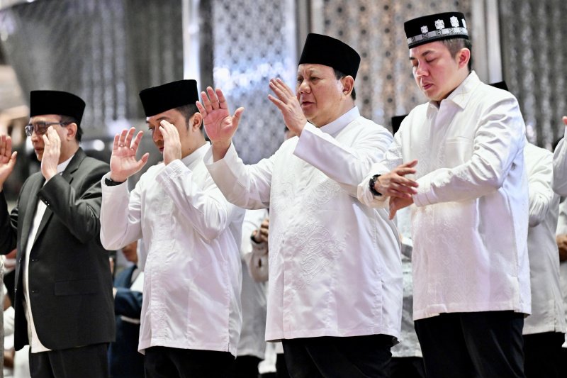 Presiden Prabowo Subianto menunaikan salat iduladha 1446 Hijriah di Masjid Istiqlal, Jakarta, pada Jumat, 6 Juni 2025 Foto: BPMI Setpres/Kris