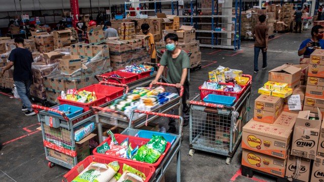 Pickers atau pengambil barang di sebuah E-Commerce do Warehouse, Marunda, Bekasi, Jawa Barat, Jumat (10/12/2021). Foto: ANTARA FOTO/Muhammad Adimaja