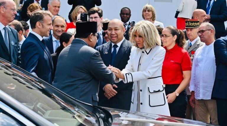 Presiden Prabowo Subianto mencatatkan sejarah sebagai Presiden Republik Indonesia pertama yang menjadi tamu kehormatan dalam upacara peringatan Hari Nasional Prancis atau Bastille Day, pada Senin, 14 Juli 2025, di Paris, Prancis. Foto: BPMI Setpres/Laily Rachev