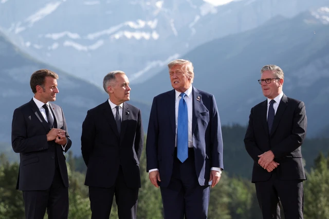 Presiden Prancis Emmanuel Macron, PM Kanada Mark Carney, Presiden AS Donald Trump dan PM Inggris Keir Starmer di KTT G7 di Kananaskis, Alberta, Kanada, Senin (16/6/2025). Foto: Suzanne Plunkett/ REUTERS
