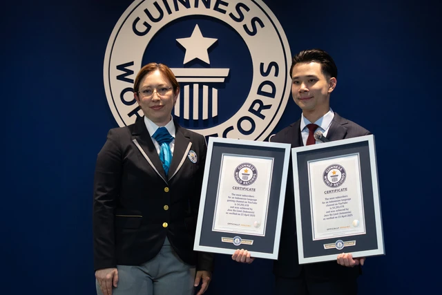 Mai McMillan, juri resmi Guinness World Records, bersama Tobias Justin alias Jess No Limit. Foto Guinness World Records