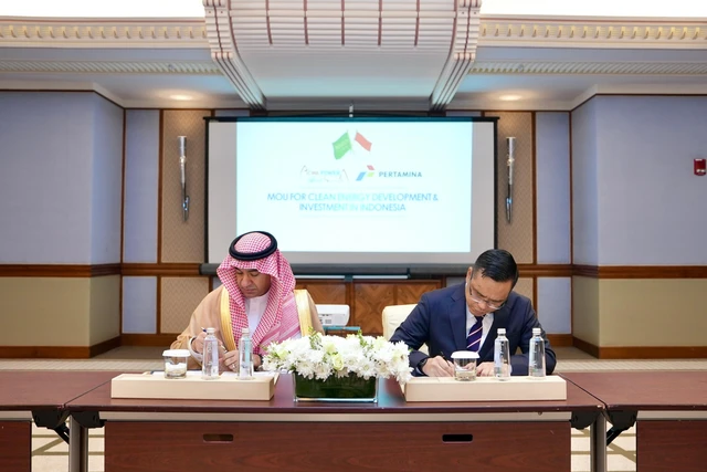 Penandatangan nota kesepakatan pengembangan teknologi energi bersih Pertamina dan ACWA Power di Arab Saudi, Rabu (2/7). Foto: Dok. Pertamina