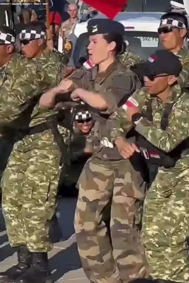 joget pacu jalur usai mengikuti gladi upacara Bastille Day 2025 di Paris, Prancis, Sabtu (13/7/2025). Foto: Instagram / @puspentni