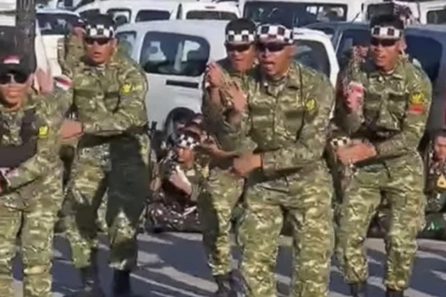 Para prajurit TNI bersama anggota tentara Prancis melakukan joget pacu jalur usai mengikuti gladi upacara Bastille Day 2025 di Paris, Prancis, Sabtu (13/7/2025). Foto: Instagram / @puspentni