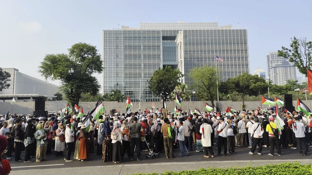 Massa aksi bela Palestina menggelar long march dari depan Kedubes AS menuju Bundaran HI, Jakarta Pusat, Minggu (27/7/2025).