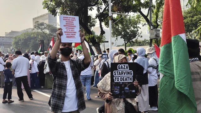 Massa aksi bela Palestina menggelar long march dari depan Kedubes AS menuju Bundaran HI, Jakarta Pusat, Minggu (27/7/2025).