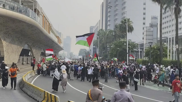 Massa aksi bela Palestina menggelar long march dari depan Kedubes AS menuju Bundaran HI, Jakarta Pusat, Minggu (27/7/2025).