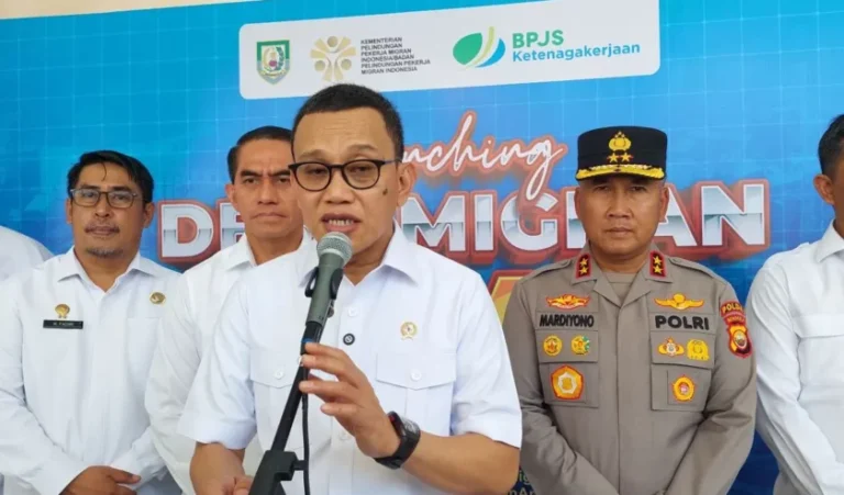 Abdul Kadir Karding Menteri Pelindungan Pekerja Migran Indonesia (P2MI) ketika memberikan keterangan kepada awak media di Bengkulu, Selasa (29/7/2025). Foto: Antara