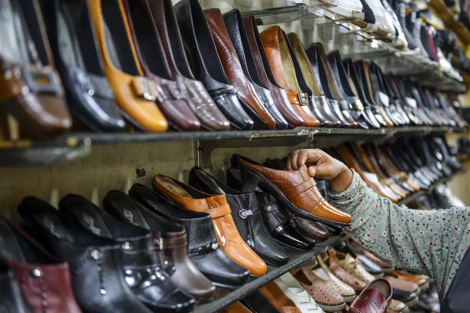 Ilustrasi. Pekerja menata sepatu yang telah selesai diproduksi di Sentra Penjualan Sepatu Cibaduyut, Bandung, Jawa Barat