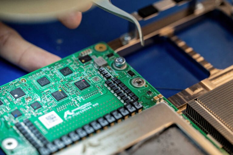 Chip pada papan sirkuit tercetak. (Reuters, foto Florence Lo)