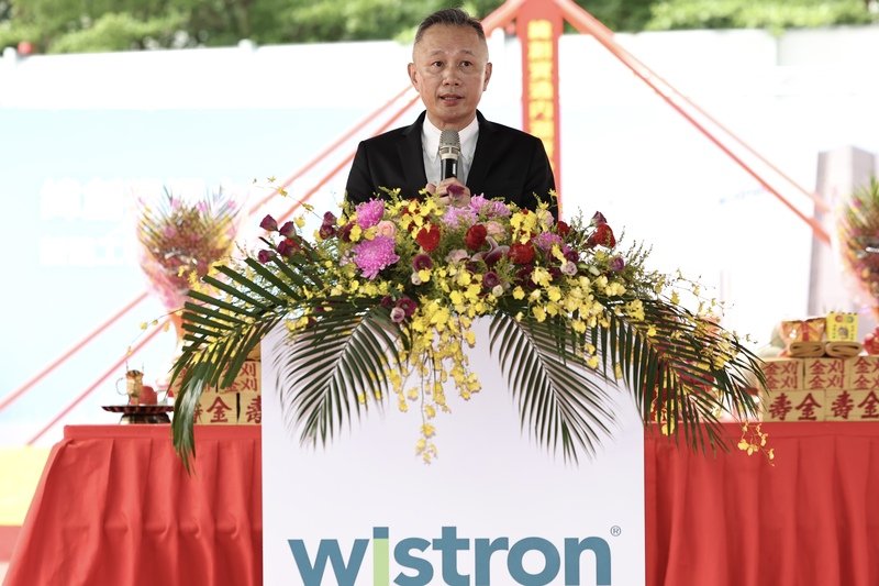 Presiden dan CEO Wistron, Jeff Lin, memimpin upacara peletakan batu pertama. (Foto CNA)