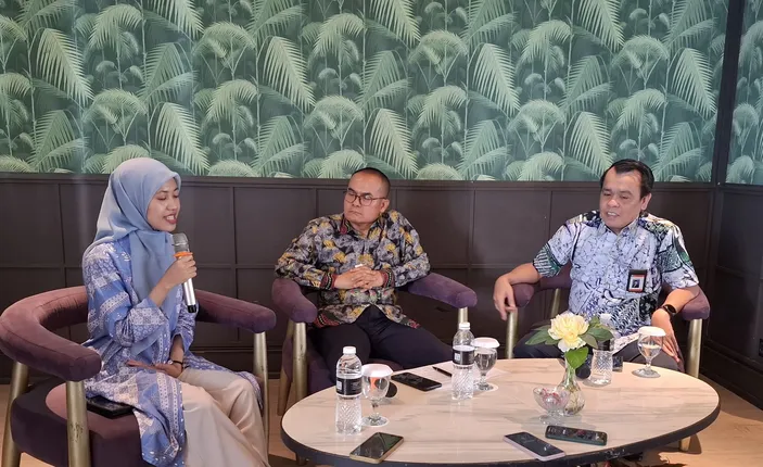 Direktur Jenderal Pendidikan Vokasi Pendidikan Khusus, dan Pendidikan Layanan Khusus, Kementerian Pendidikan Dasar dan Menengah, Tatang Muttaqin (tengah), bersama Direktur PKPLK, Saryadi, dalam diskusi di Jakarta, Jumat (18/7/2025). Dok Kemendikdasmen Sumber Artikel berjudul " Pendidikan Jarak Jauh Disiapkan untuk Anak Pekerja Migran ", selengkapnya dengan link: https://www.pikiran-rakyat.com/news/pr-019512786/pendidikan-jarak-jauh-disiapkan-untuk-anak-pekerja-migran