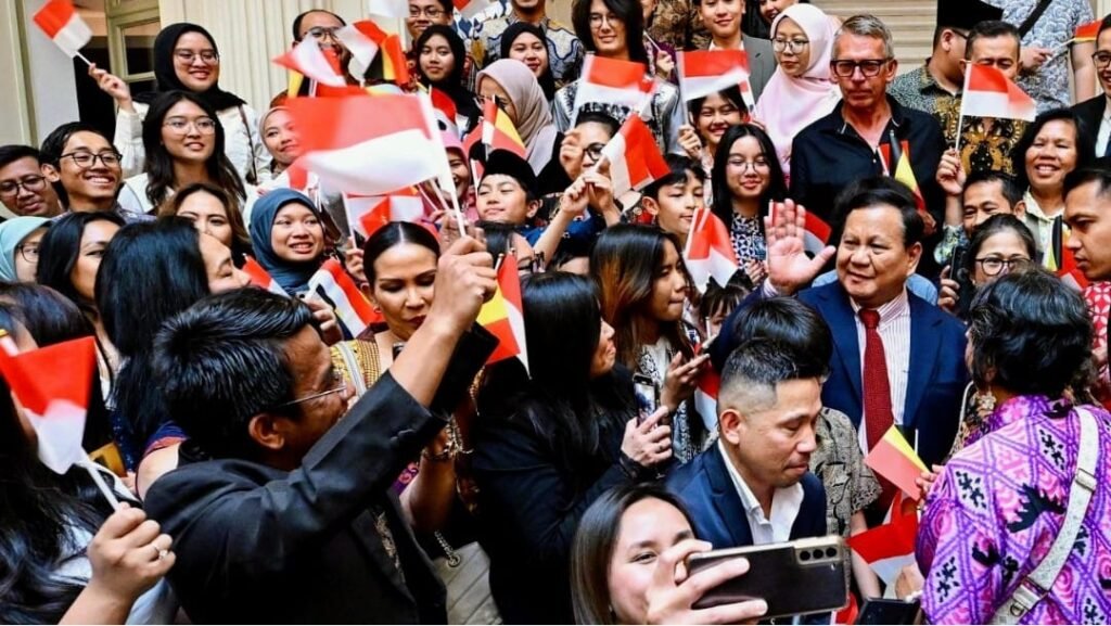 Prabowo Subianto, di hotel tempatnya bermalam di Brussel, Belgia, pada Sabtu, 12 Juli 2025, disambut hangat oleh para diaspora Indonesia. Foto: BPMI Setpres/Cahyo