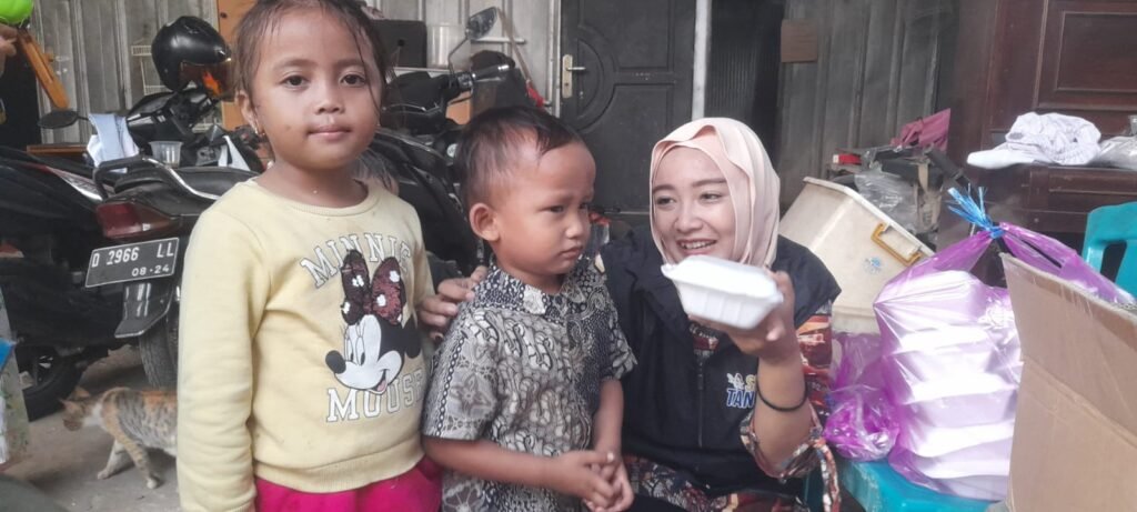 ketua Taman Baca Mata Pelangi Pamulang kak Henny Anzani bersama anak-anak di Pamulang