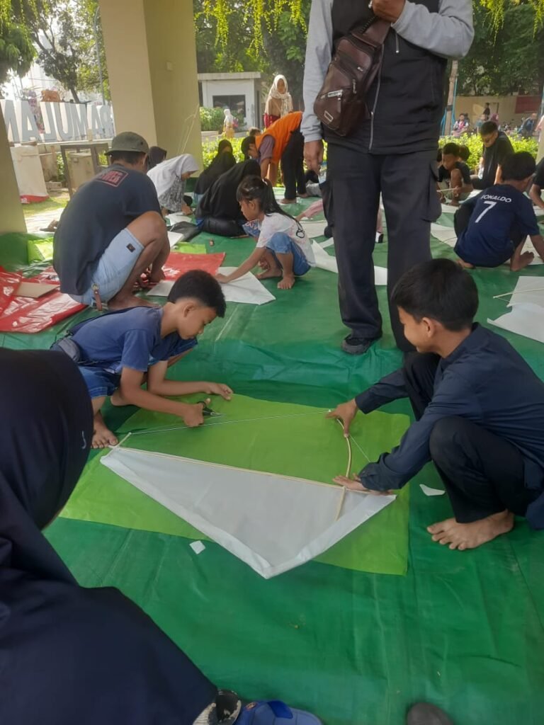 Kegiatan Lomba anak membuat Layang - layang bergambar bendera Palestina.