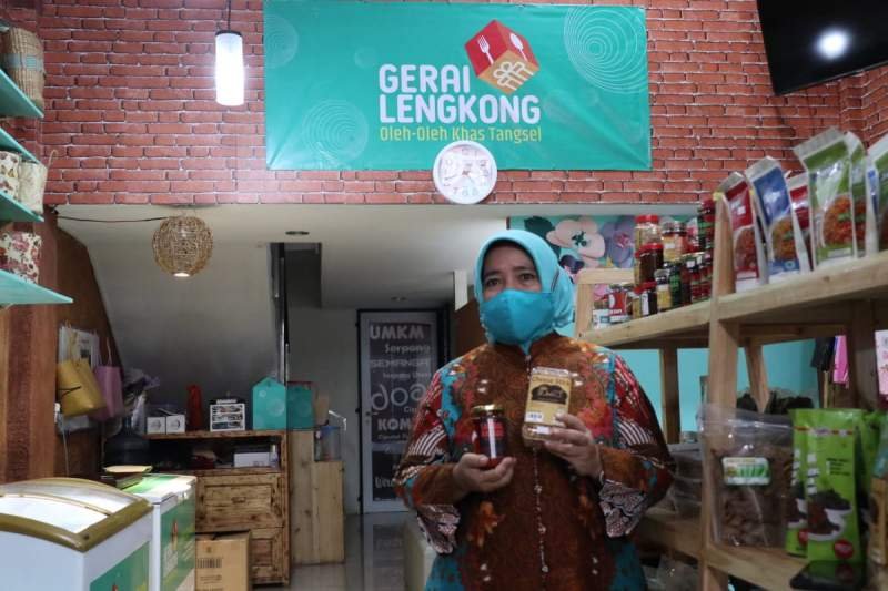 Founder Gerai Lengkong Hj. Lista Hurustiati, SH.MH. Dan Produk UMKM oleh-oleh khas Tangsel.