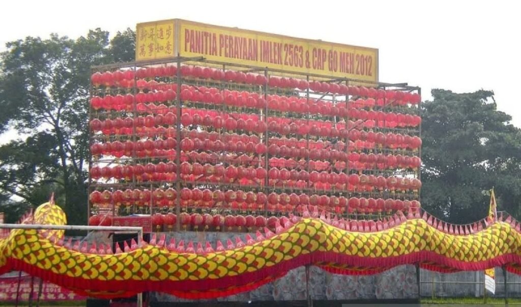 Asimilasi dan akulturasi antara budaya Dayak dan Tionghoa tercipta di Kalimantan.