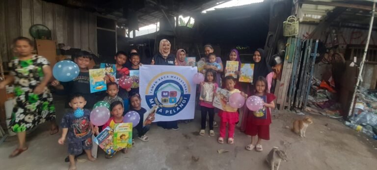 Taman Baca Mata Pelangi Pamulang Kak Henny Anzani Bersama anak-anak di hari Anak Nasional