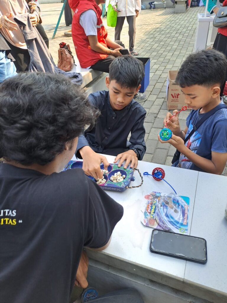 Anak - anak mengikuti Lomba Permainan Tradisional