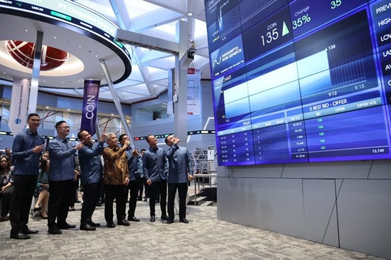 Jajaran manajemen PT Indokripto Koin Semesta Tbk. (COIN) memantau papan perdagangan usai resmi melantai di BEI pada Rabu (9/7/2025)./BEI