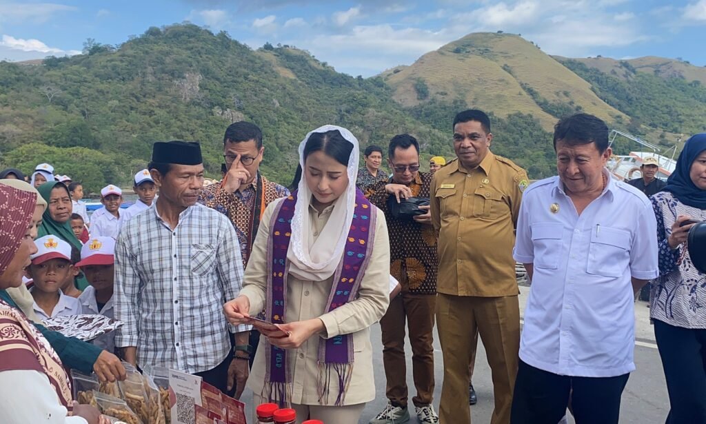 Wakil Menteri Perdagangan, Dyah Roro Esti Widya Putri (tengah) saat melihat produk UMKM di Warloka Pesisir, Manggarai Barat, Nusa Tenggara Timur (NTT). (Foto: Epy Wahab/RRI)