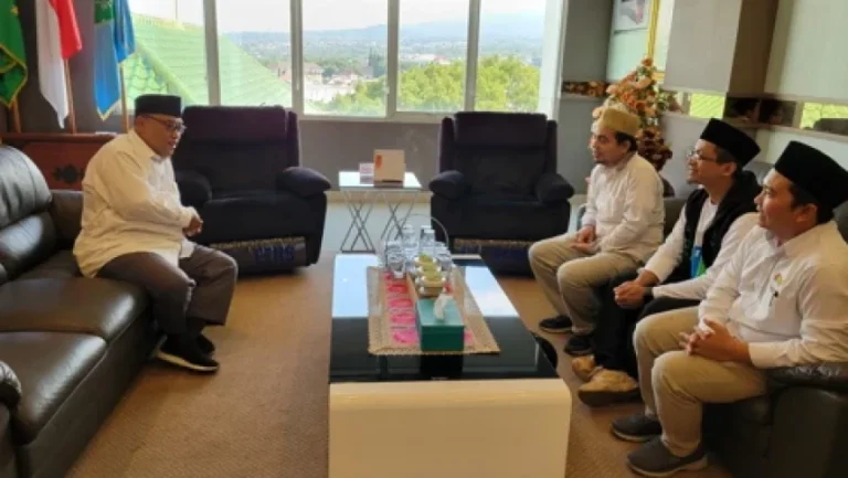 Rektor Unisma Junaidi menerima kunjungan Ketua Pengurus Cabang Istimewa Nahdlatul Ulama (PCINU) Taiwan, Muhammad Ghofur, pada Rabu (9/7/2025). (Foto: dok. PCINU Taiwan)