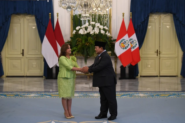 Presiden Prabowo Subianto (kanan) berjabat tangan dengan Presiden Republik Peru Dina Ercilia Boluarte Zegarra saat kunjungan kenegaraan di Istana Merdeka, Jakarta, Senin (11/8/2025). Foto: Galih Pradipta/ANTARA FOTO