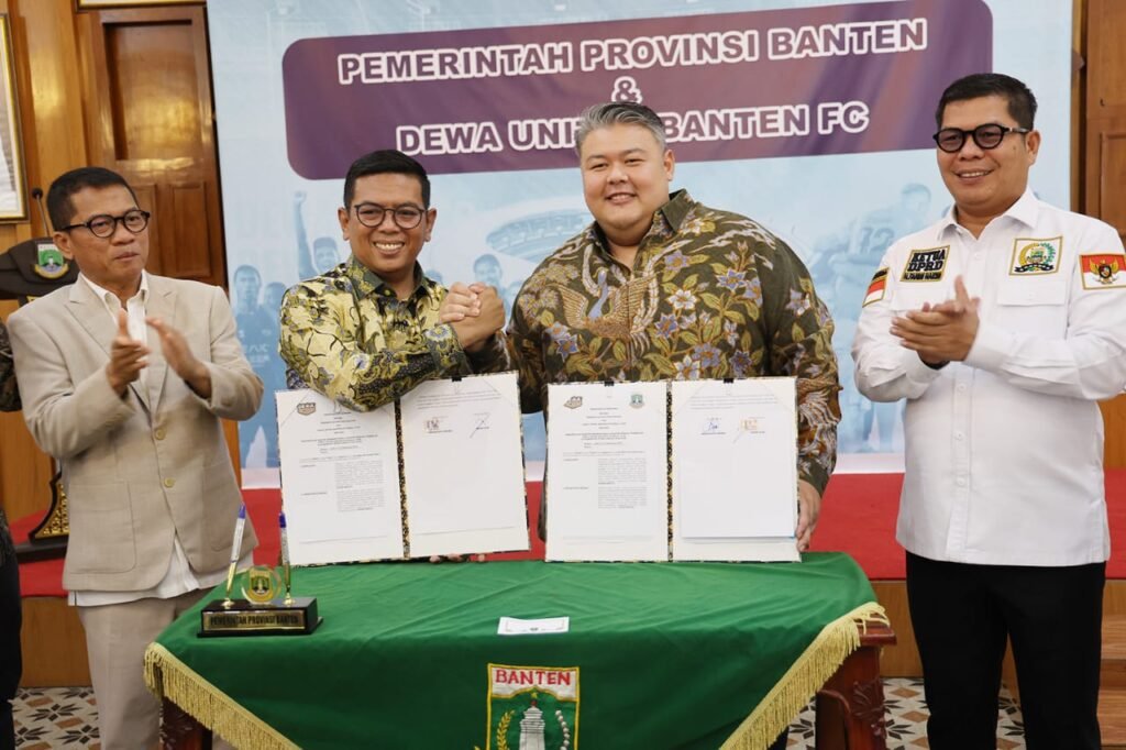 Penandatanganan MoU Gubernur Banten Andra Soni bersama Presiden Dewa United Banten FC Ardian Satya Negara di Gedung Negara Provinsi Banten.