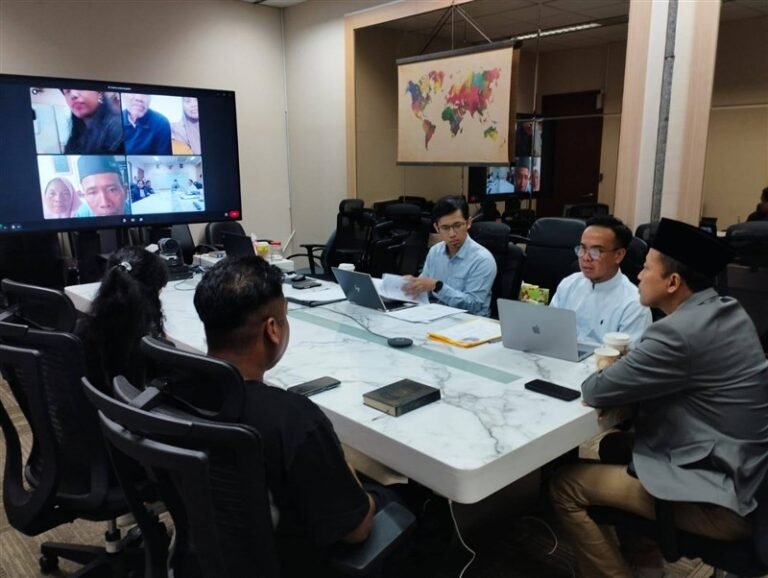 Wawancara untuk calon pasangan pengantin yang akan melangsungkan Nikah Massal di KDEI Taipei. Proses wawancara tersebut juga menghubungi pihak keluarga di Indonesia. (Sumber Foto : KDEI)