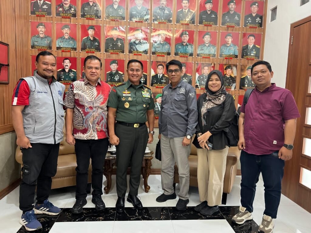 Ketua Umum DPP PJS, Mahmud Marhaba, memimpin rombongan yang diwarnai wajah-wajah penting, Troy Pomalingo, Ketua Dewan Pembina, Wiwin Alfianti, Ketua DPP Pemberdayaan Perempuan, Cece Kusmana, Ketua DPD PJS Kalimantan Barat serta Amran Halim, Ketua DPD PJS Jawa Barat