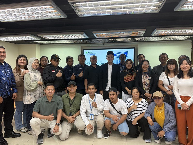 Arif Sulistiyo kepala KDEI (tengah berpeci) berfoto bersama Iqbal (Asisten Deputi Kepesertaan PMI dan Jasa Konstruksi) (sebelah kiri Arif) bersama para peserta lainnya. (Sumber Foto : CNA, 10 Agu. 2025)